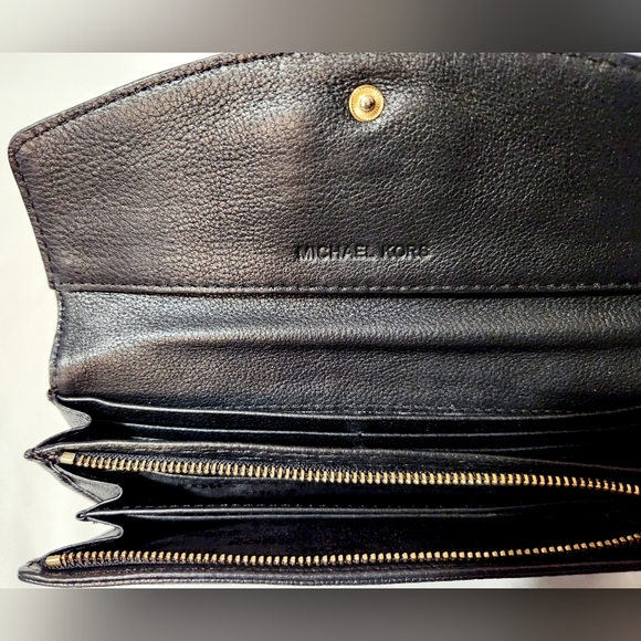 Michael Kors MK Wallet - Picture 5 of 7